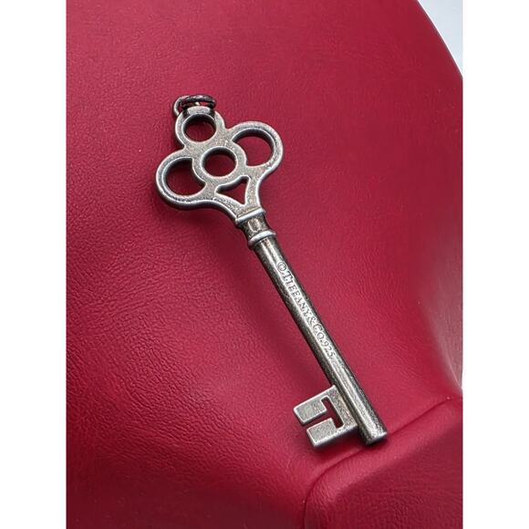 VINTAGE TIFFANY & CO. 925 STERLING SILVER KEY PENDANT - Picture 1 of 11